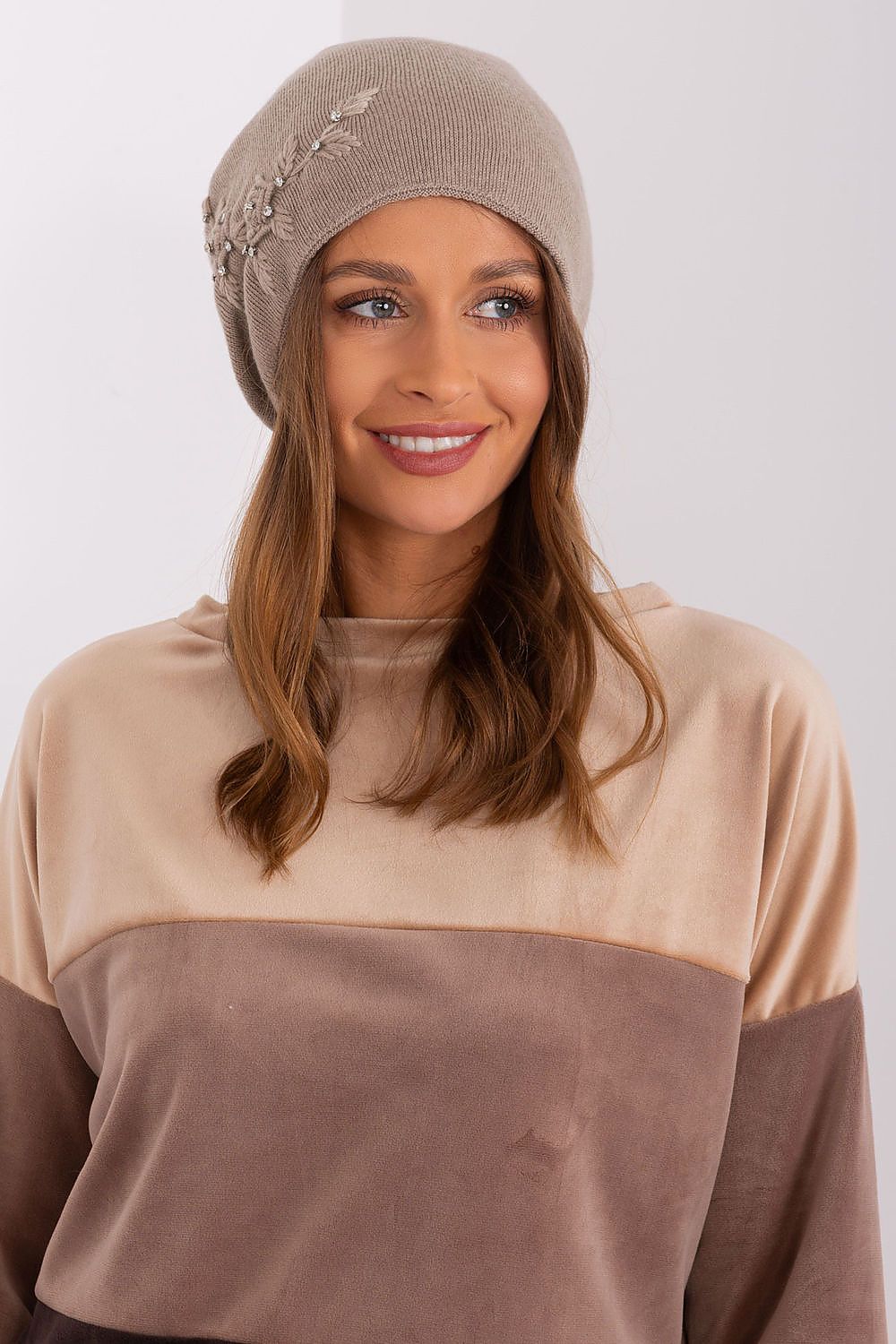   Czapka Model AT-CZ-2329.79 Dark Beige - AT 