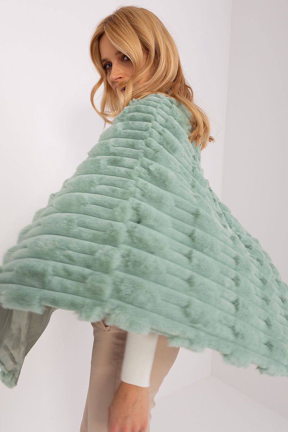  Sweter Ponczo Model AT-PN-2347.68 Pistacja - AT 