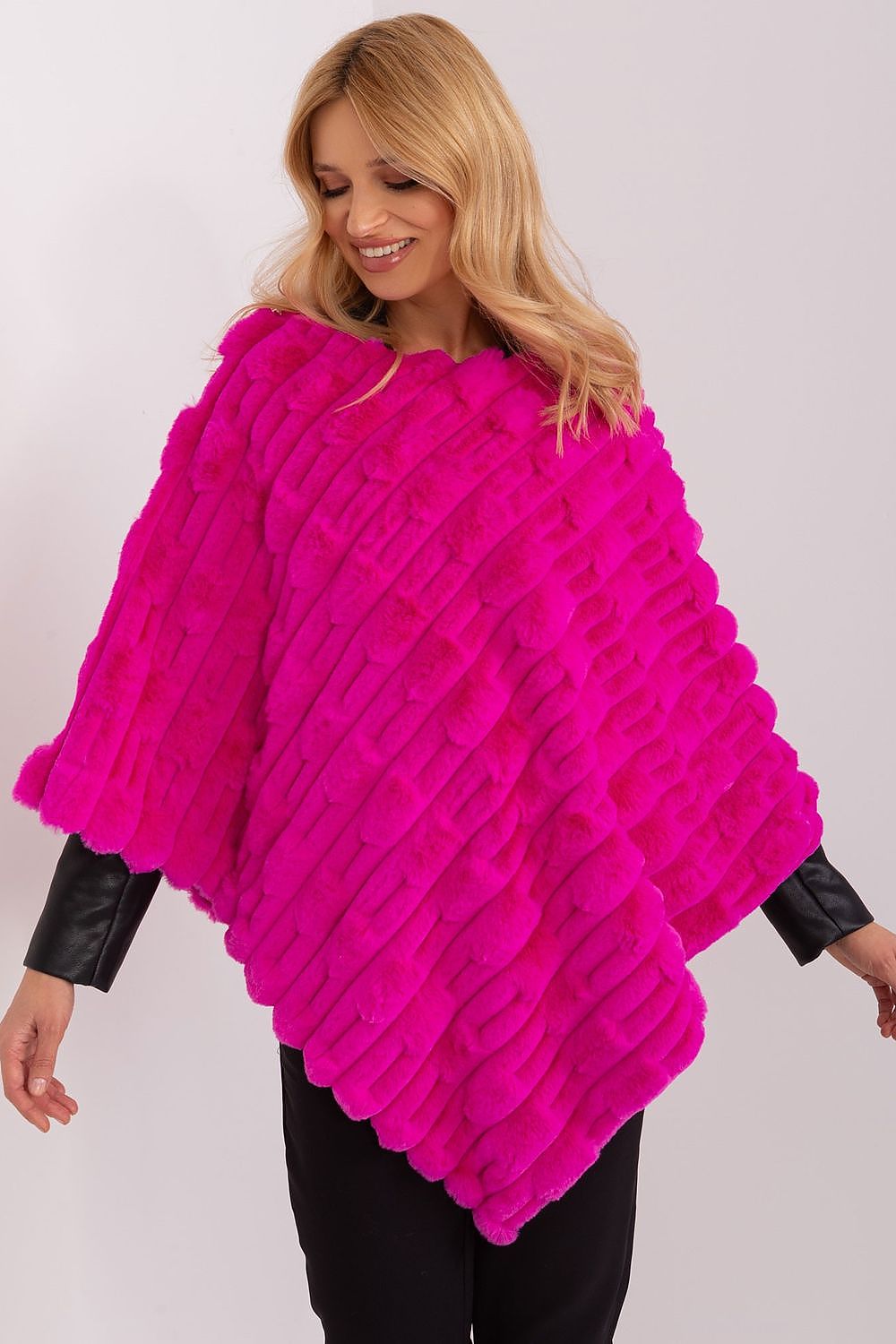  Sweter Ponczo Model AT-PN-2347.16 Fuksja - AT 