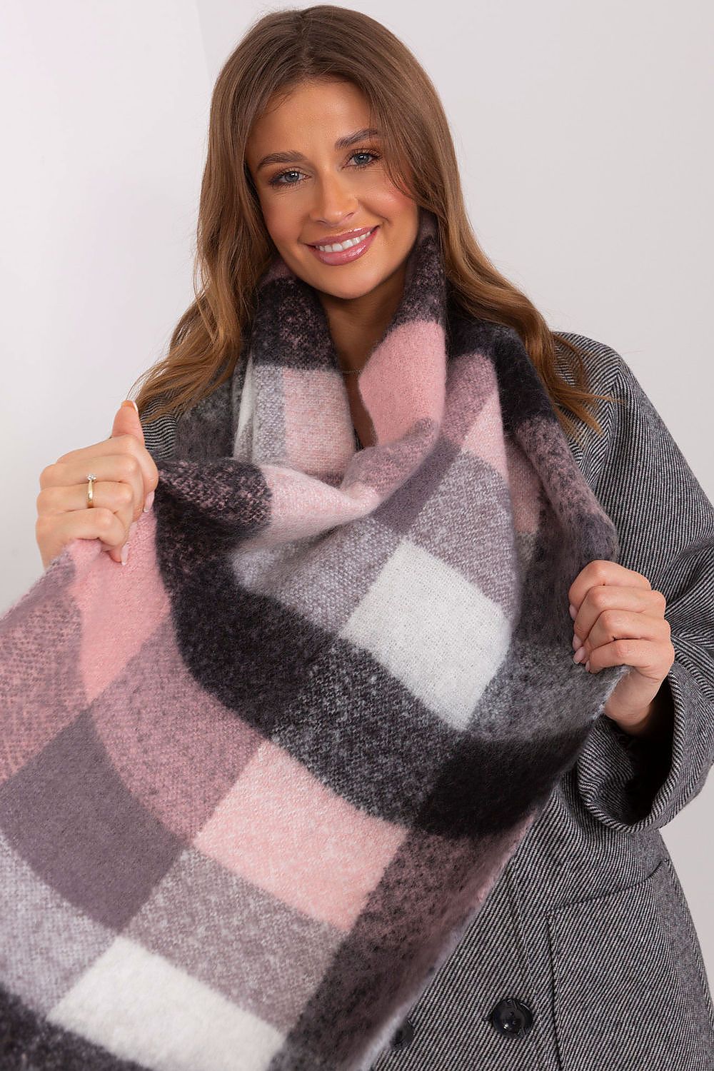   Szalik Model AT-SZ-2313501.97 Light Pink - AT 