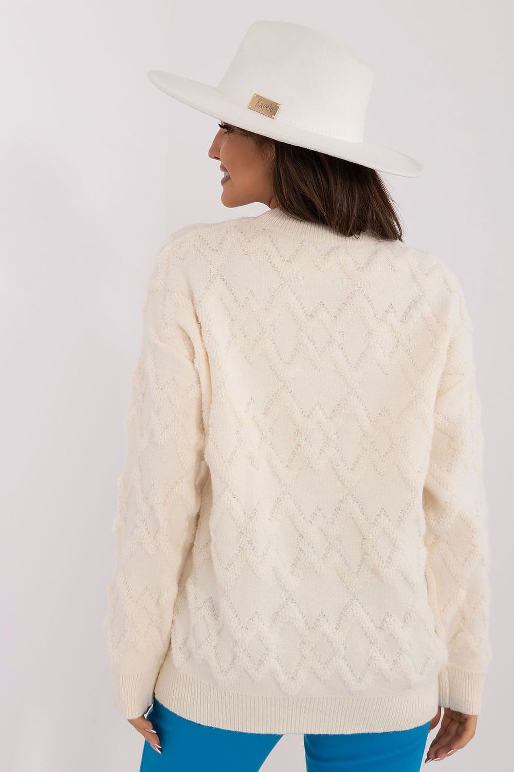   Sweter Damski Model AT-SW-2361.61 Ecru - AT 