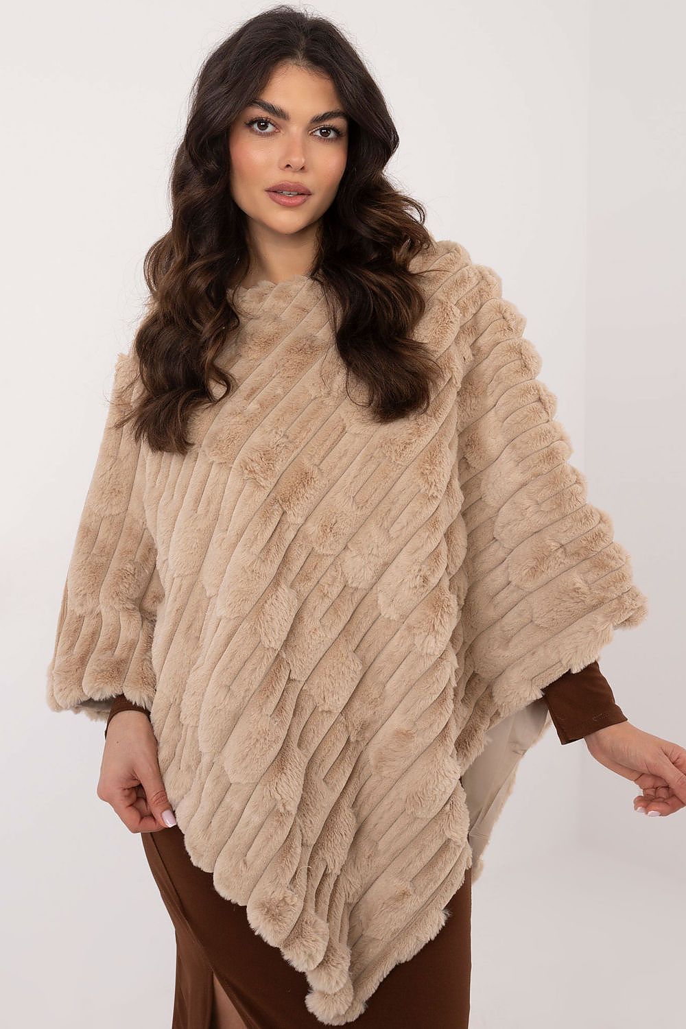  Sweter Ponczo Model AT-PN-2347.88 Beige - AT 