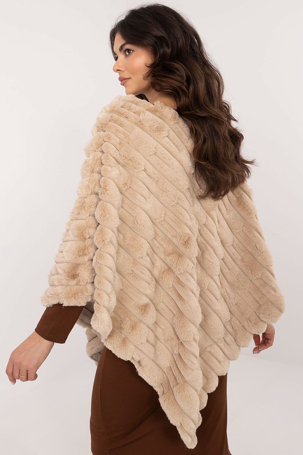  Sweter Ponczo Model AT-PN-2347.88 Beige - AT 