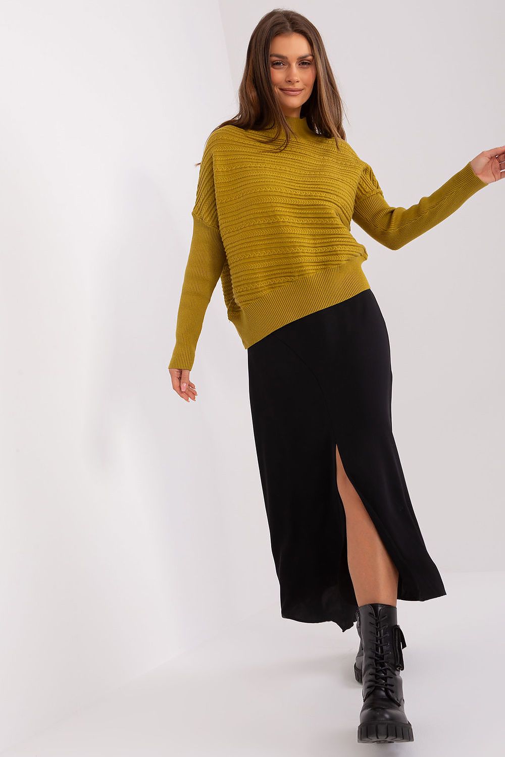   Sweter Damski Model AT-SW-2368.36X Oliwka - AT 