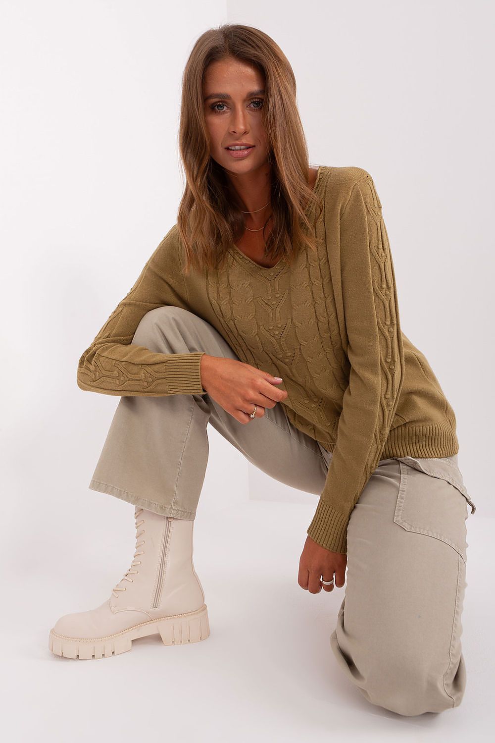   Sweter Damski Model AT-SW-2329.98P Oliwka - AT 
